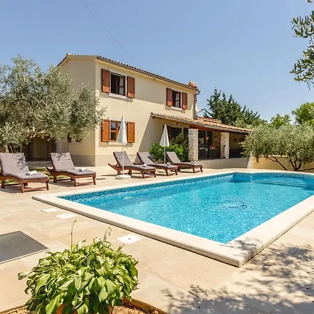 Braidizza With Pool For 7 Guests Near Sea Kavran