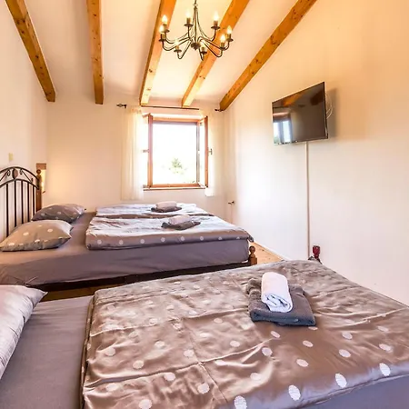 Braidizza With Pool For 7 Guests Near Sea Villa