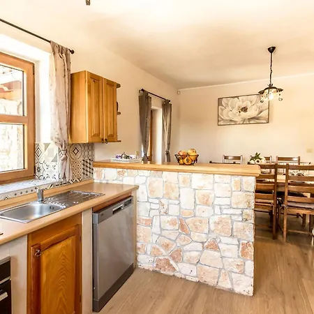 Braidizza With Pool For 7 Guests Near Sea