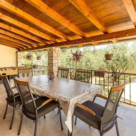 Braidizza With Pool For 7 Guests Near Sea Villa