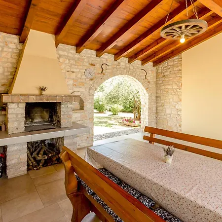 Braidizza With Pool For 7 Guests Near Sea Kavran