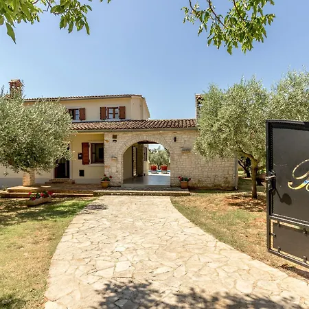 Braidizza With Pool For 7 Guests Near Sea Kavran