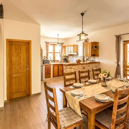 Braidizza With Pool For 7 Guests Near Sea