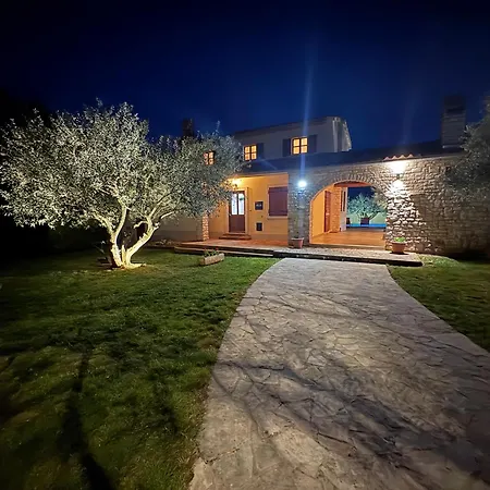 Braidizza With Pool For 7 Guests Near Sea Villa *